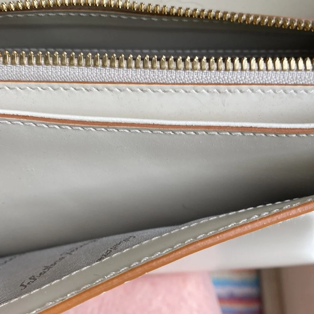 Salvatore Ferragamo cream leather handbag. - Picture 11 of 11